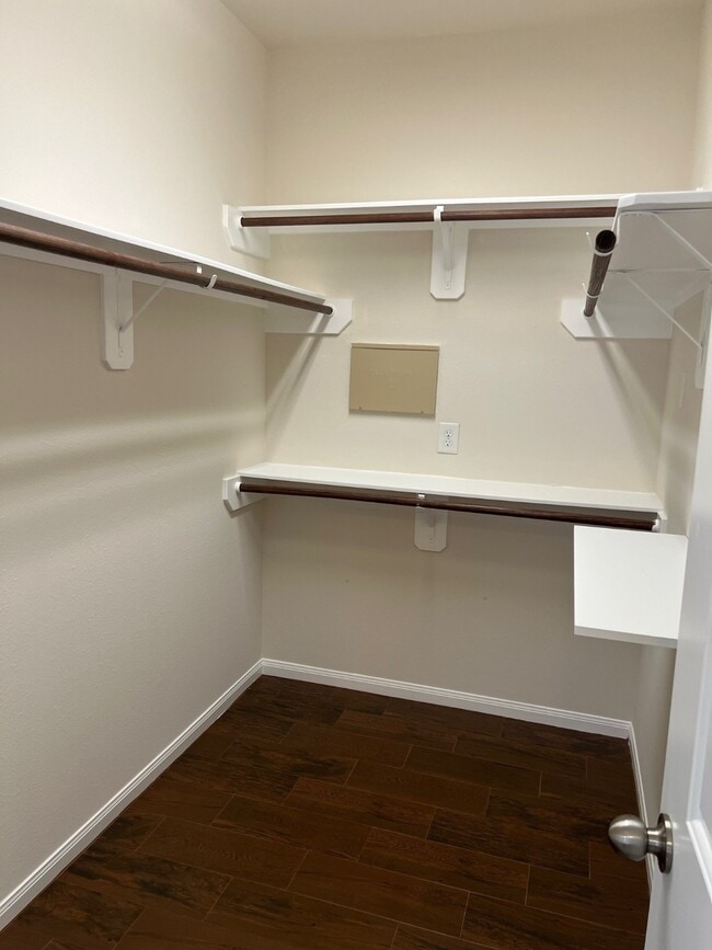 Building Photo - 1238 S Maple Dr