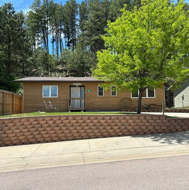 Building Photo - 117 Pine Ave
