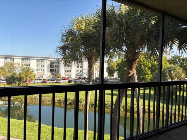 Building Photo - 10865 SW 112th Ave Unit 313