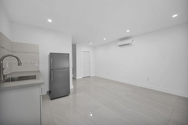 Photo - 570 NW 48th St Unit B