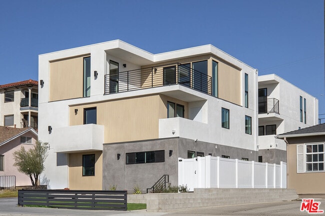 Building Photo - 1430 W 9th St