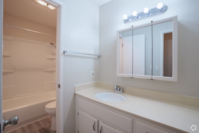 2 habitaciones, 1 baño - 749 pies cuadrados - Shorewell - Baño