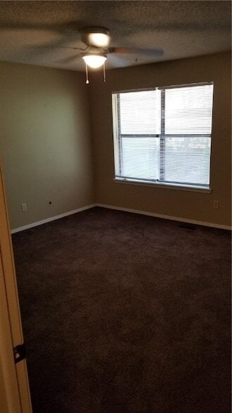 Photo - 2049 E Oaks Dr