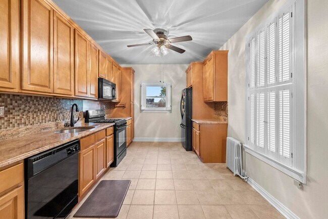 Photo - 302 Clerk St