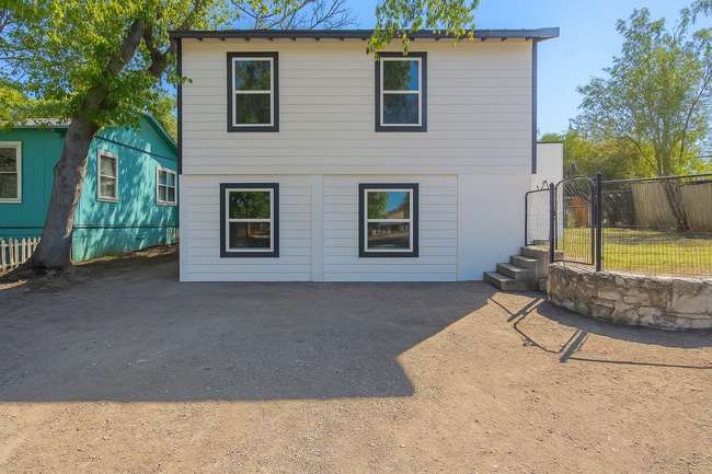 Photo - 2215 N Elmendorf St Unidad C