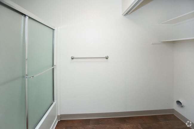 Remodelado: Primer baño - Vintage Creek Apartments