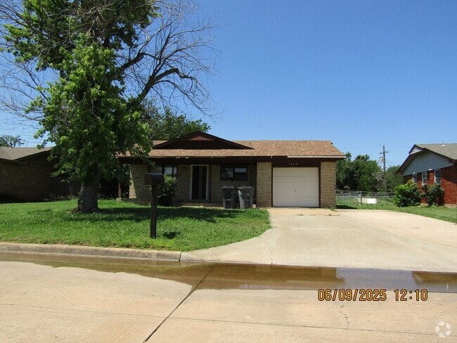 Building Photo - Very nice home located in the Park Lane ar...