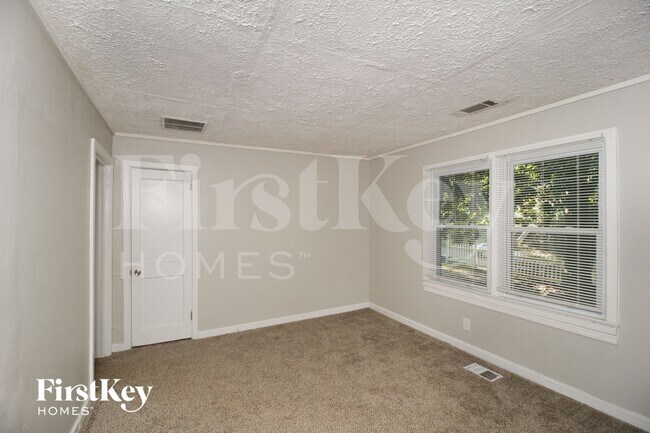 Photo - 1800 Oakmont Dr NW