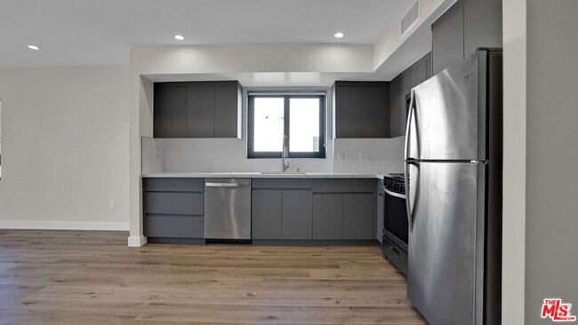 Building Photo - 846 S Mariposa Ave Unit 702 Rental