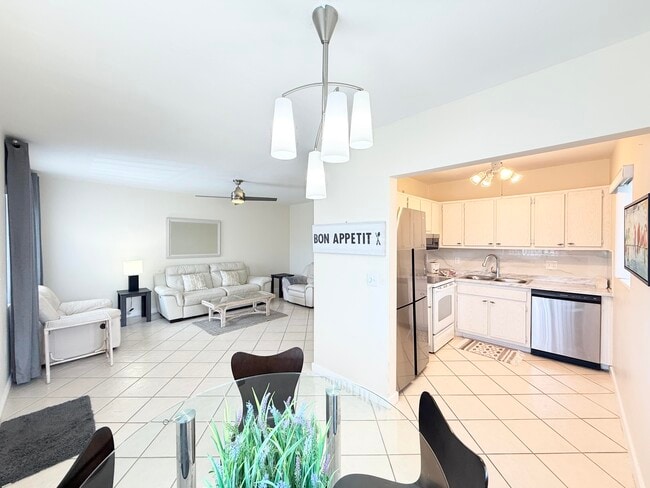 Building Photo - 2880 Lake Osborne Dr Unit 205