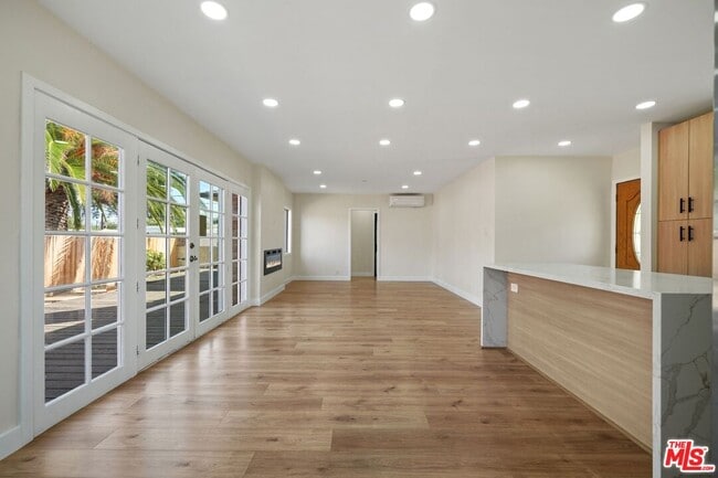 Photo - 21009 Saticoy St