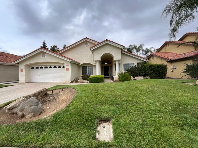 Updated Home In Established Northeast Fresno Neighborhood. Clovis Unified Schools! - Updated Home In Established Northeast Fresno Neighborhood. Clovis Unified Schools!