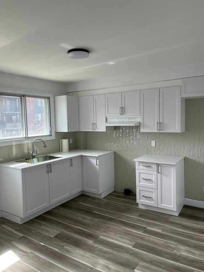 Cuisine - Cuisine - 6492 Rue Renoir Unité Fully Renovated Apartment