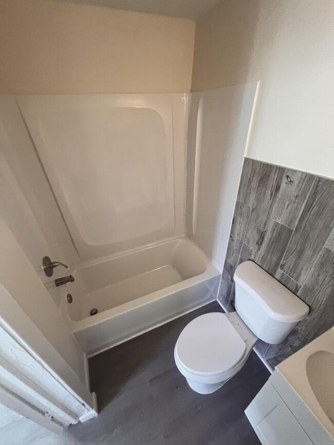 Photo - 116 W B St
