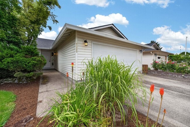 Building Photo - Spacious Single-Level Living with a Private Fenced Backyard