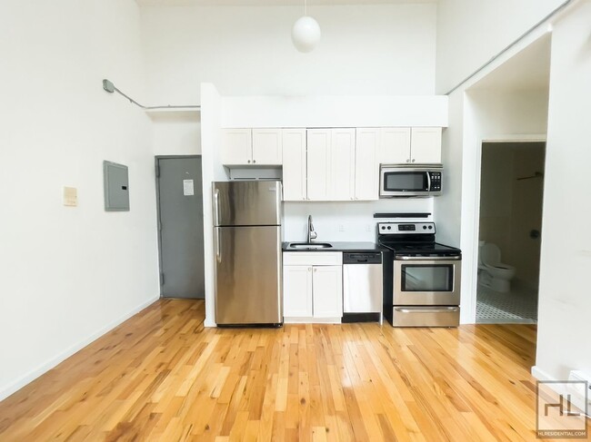 MELROSE STREET / Spacious 3-Bed 1-bath Bus... - MELROSE STREET / Spacious 3-Bed 1-bath Bus... Apartment Unit 4B