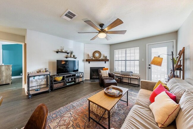 Building Photo - 324 E 35th St