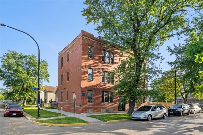 Building Photo - 1500 48th Ct Unit 3E