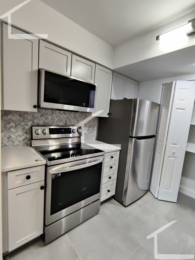 Building Photo - 1731 Beacon St Unit 203