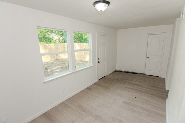 Photo - 7867 Hamlet St