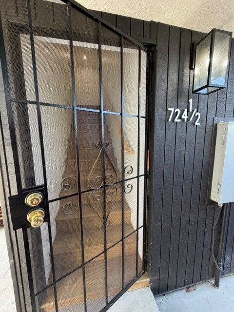 Building Photo - 724 1/2 E 81st St Unit 724 1/2