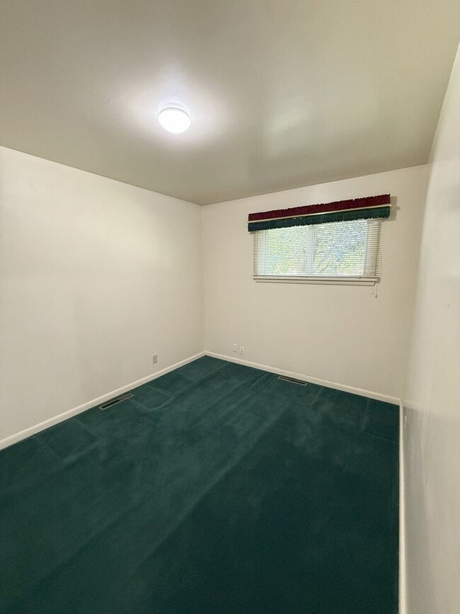 Photo - Spacious 5 Bedroom, 2 Bath Home with Moder...
