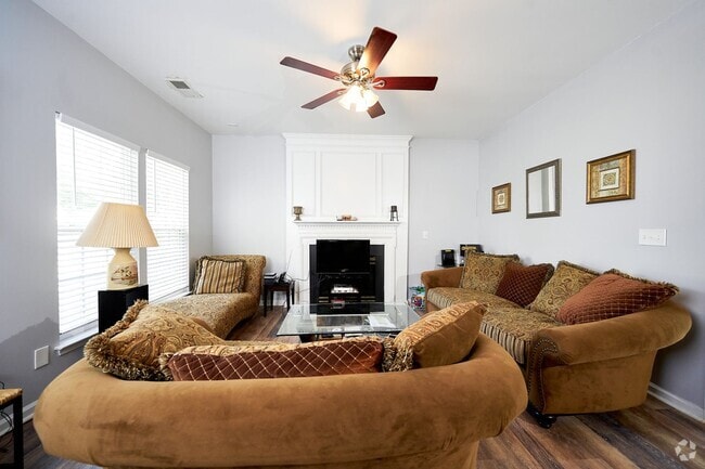 Building Photo - 5 Bedroom 4 Bath Single Family Home with G...