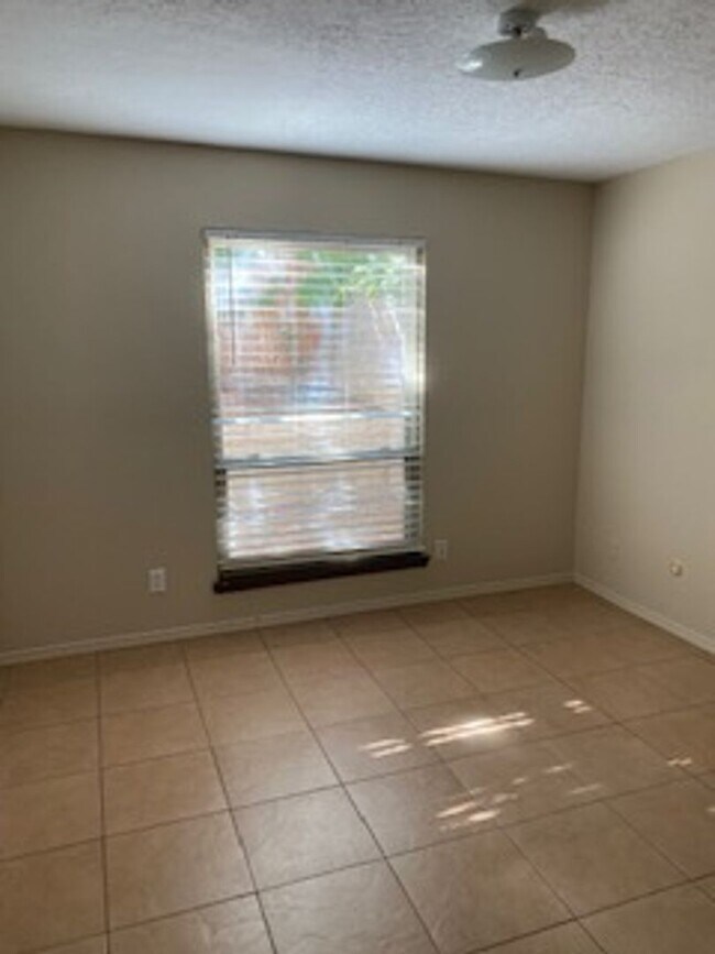 Photo - MENAUL12240 Unidad 12240 Menaul Blvd #C