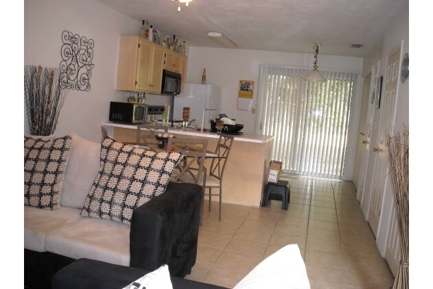 Building Photo - Valencia Square Townhomes