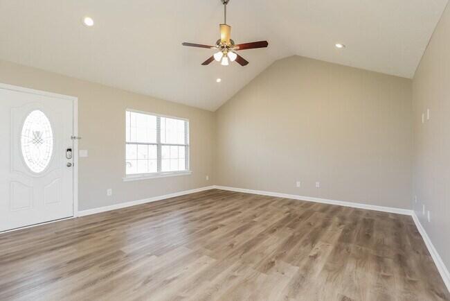 Photo - 2922 Henderson Ln