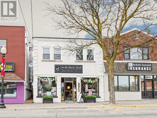 Photo - 6258 Main St