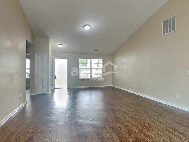 Photo - 414 Woodford Way