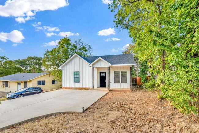 Photo - "Charming 3-Bed, 2-Bath Denison Home with Elegant Granite Countertops!"