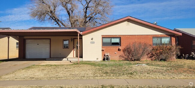 Building Photo - LARGE 3 BEDROOM HOME NEAR ENMU