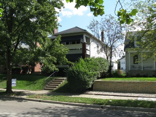 Front of Building - 930 Oxley Rd Unit 930