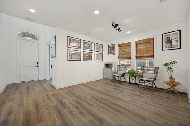 Photo - 724 Danbury St