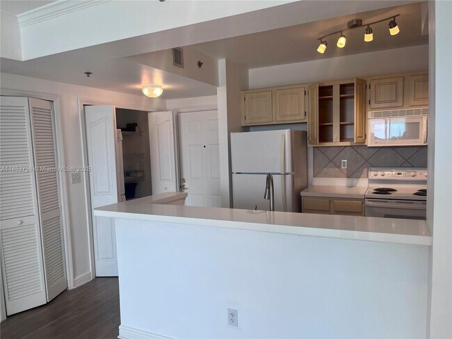 Photo - 2665 SW 37th Ave Unidad 1510 Rental