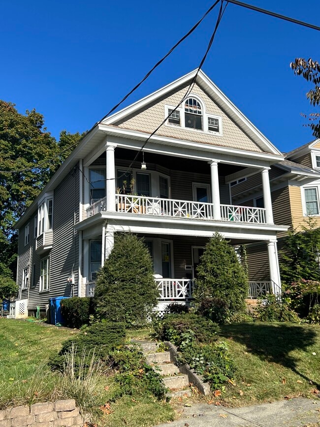 Building Photo - 18 Terrace Ave Unit Second Floor