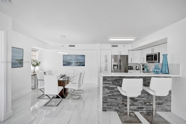 Building Photo - 19601 E Country Club Dr Unit 7508