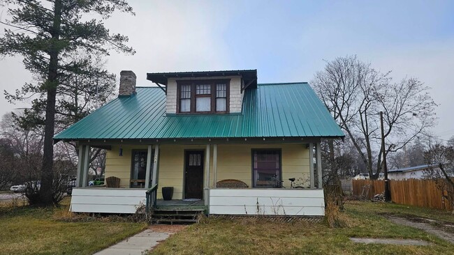 Building Photo - Large Corner Lot House