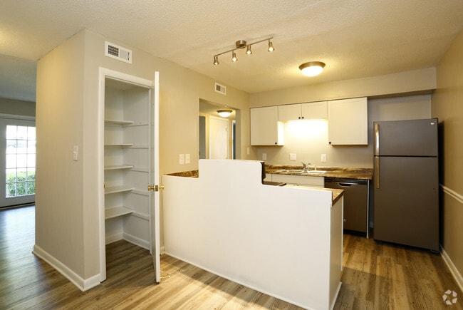 2BR, 1BA - 872sf- Kitchen
