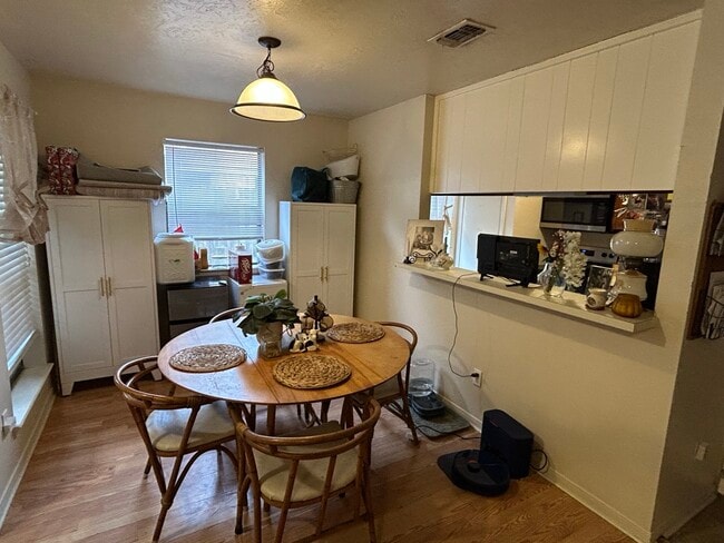breakfast room with kitchen bar - 702 Cross Timbers Dr