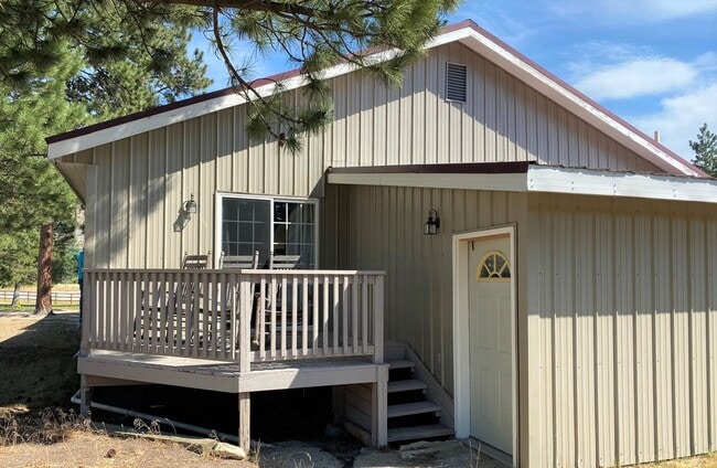 Photo - Spacious 1 bed 1 bath Hamilton home with 1 car garage.