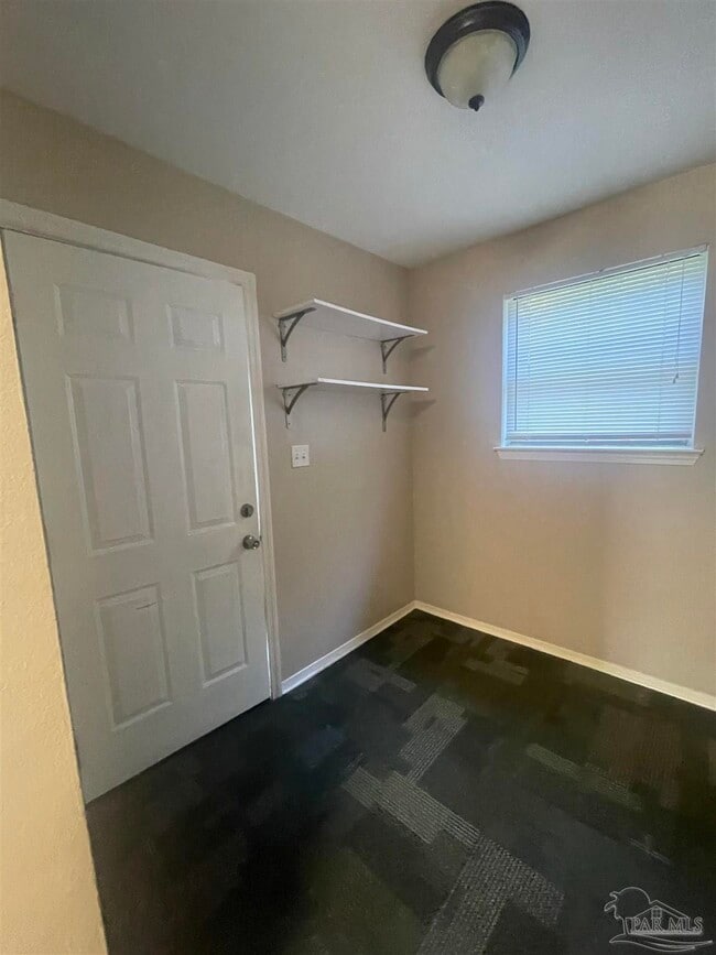 Photo - 10047 Hillview Rd