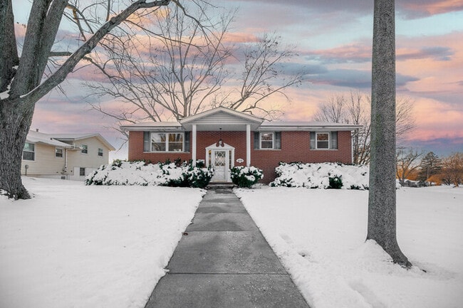 Building Photo - Home in Far North Peoria