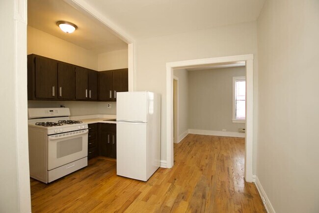 Photo - 3722 N Pine Grove Ave Unidad E4