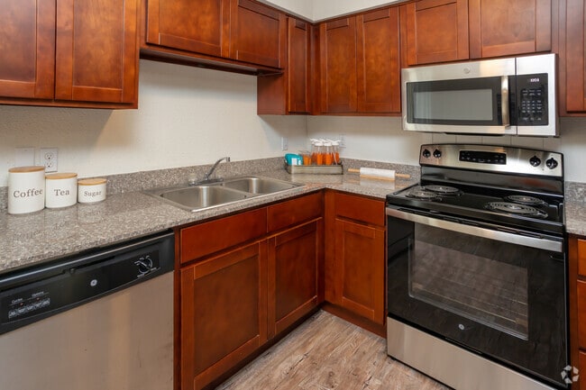 2BR, 2BA - 856SF