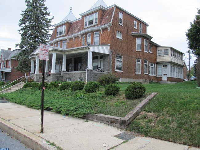 Front porch and side yard - 149 E Main St Unit 3