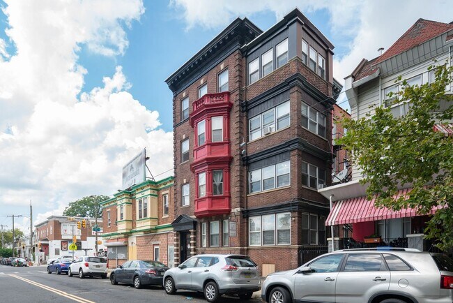 Building Photo - 5145 Pine St Unit 3A