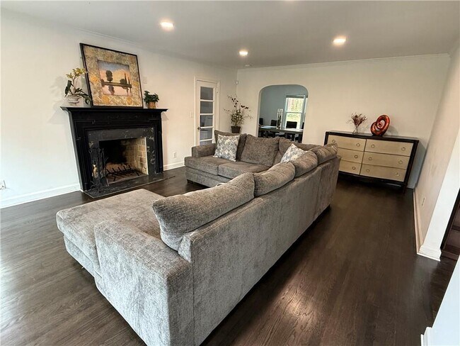 Photo - 1140 Goodwin Pl NE